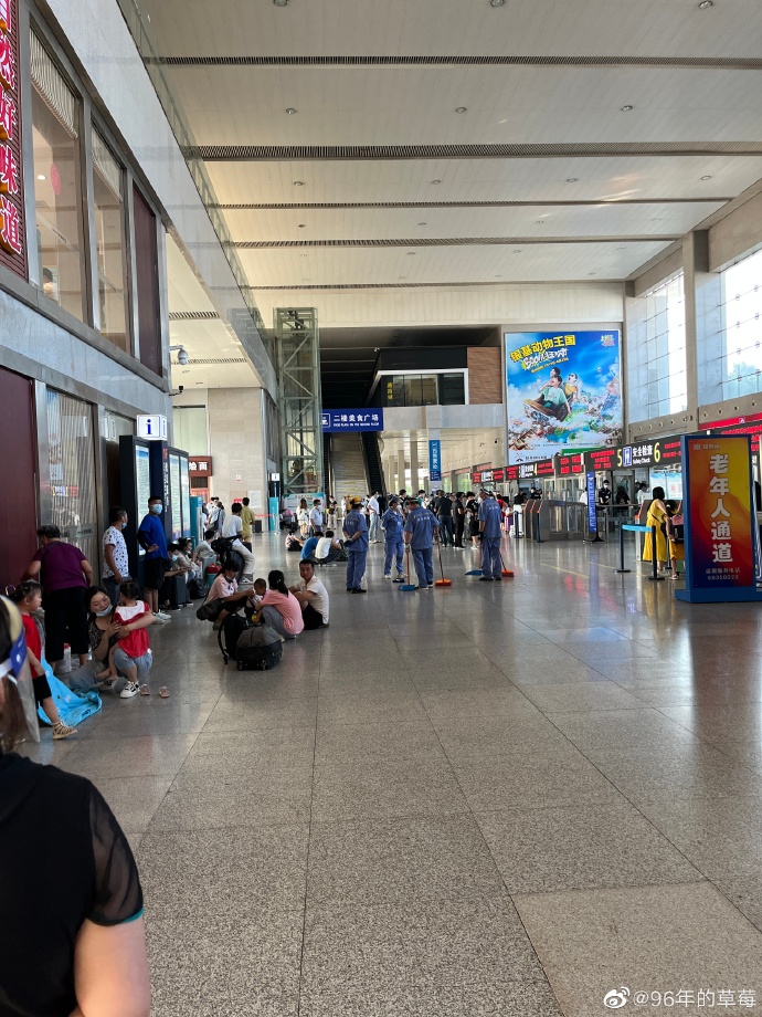 郑州火车站，不仅没有座椅，还要被工作人员赶